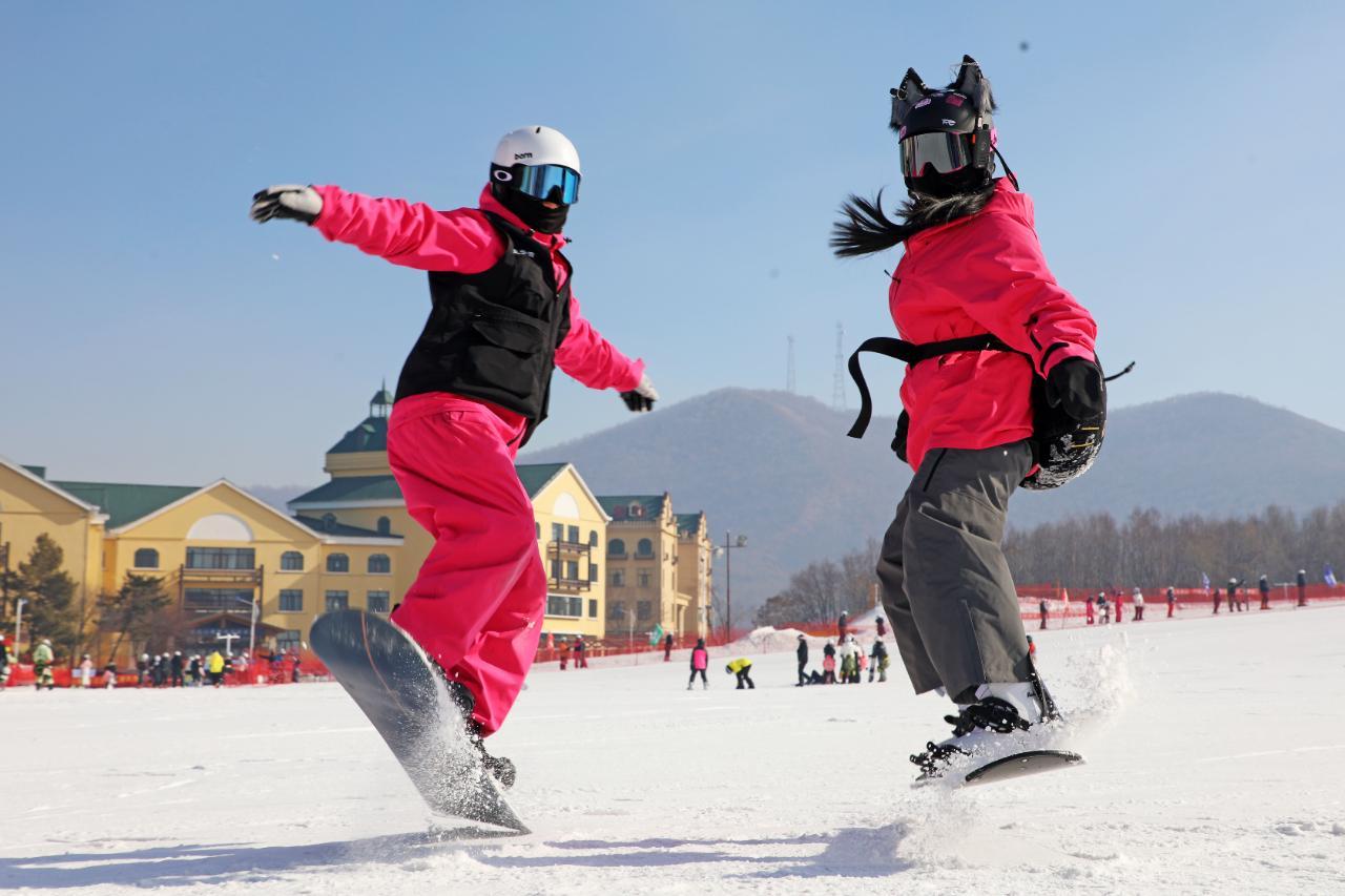 乐鱼体育下载-冬奥热潮涌动新春 冰雪经济焕彩年味
